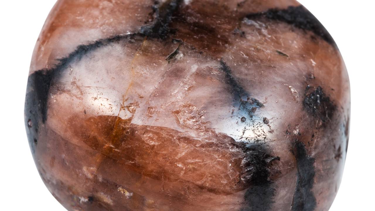 Esqueça os cristais comuns, pois esta gema exibe uma cruz negra de carbono com ângulos de 90 graus formados na própria rocha