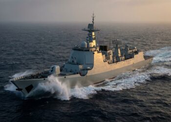 Destróier Type 052D navega no Pacífico com radar AESA em destaque