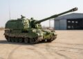 Obuseiro PLZ-05 sobre esteiras aparece parado em pátio militar