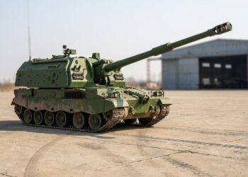 Obuseiro PLZ-05 sobre esteiras aparece parado em pátio militar