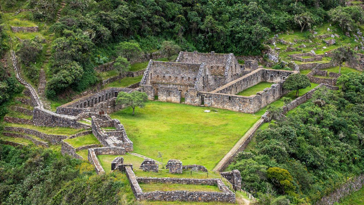 A misteriosa cidade inca a 3.050 metros de altitude com apenas 40% de sua área escavada que desafia a arqueologia em meio aos desfiladeiros dos Andes