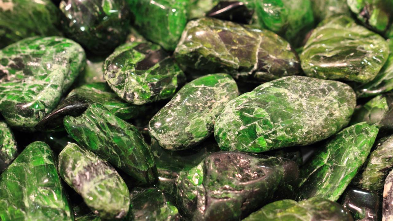 Esqueça a esmeralda e a turmalina verde, pois este cristal siberiano brilha com um verde profundo gerado pelo cromo de sua estrutura