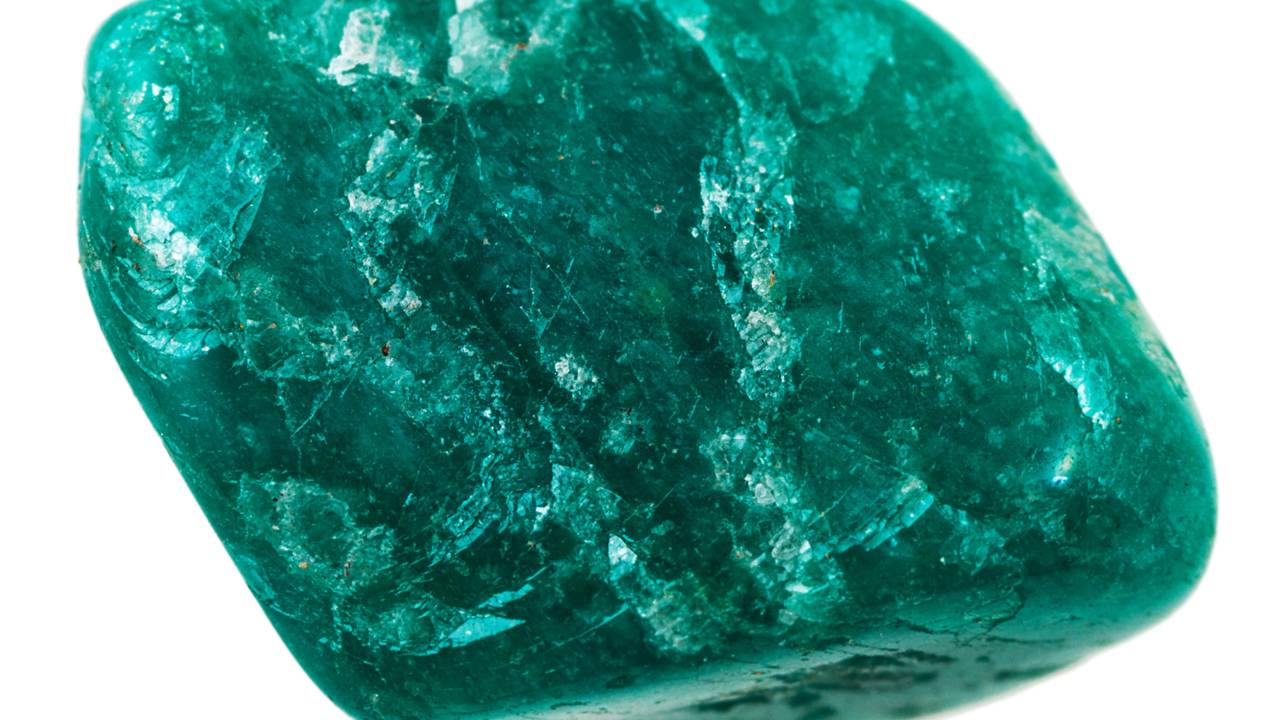 Esqueça o jade e a esmeralda, pois esta variedade de calcedônia de dureza 7 brilha com um tom verde-maçã gerado pelo níquel da rocha