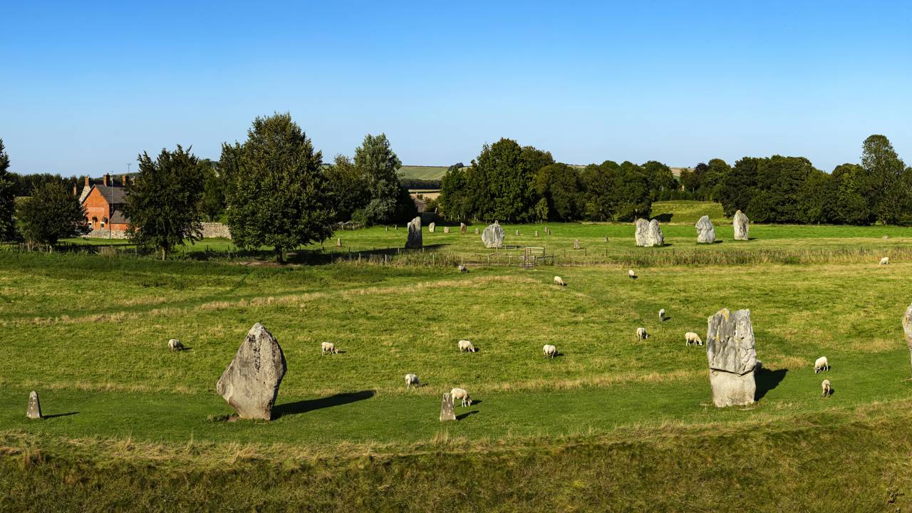 Com uma grande vala externa de 1,3 km de circunferência e datado de 2600 a.C., o monumento inglês é o maior círculo de pedras do mundo