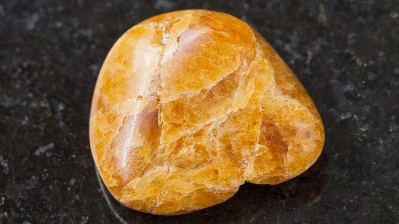 Esqueça o citrino, pois este mineral raro de brilho alaranjado é tão difícil de lapidar que raramente chega às joalherias, sendo a gema oculta dos colecionadores
