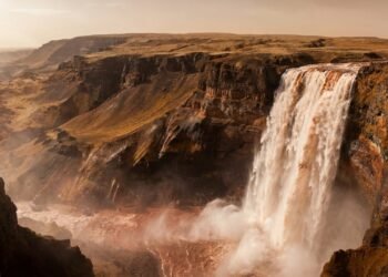 Cachoeira colossal despenca em antigo cânion de Marte