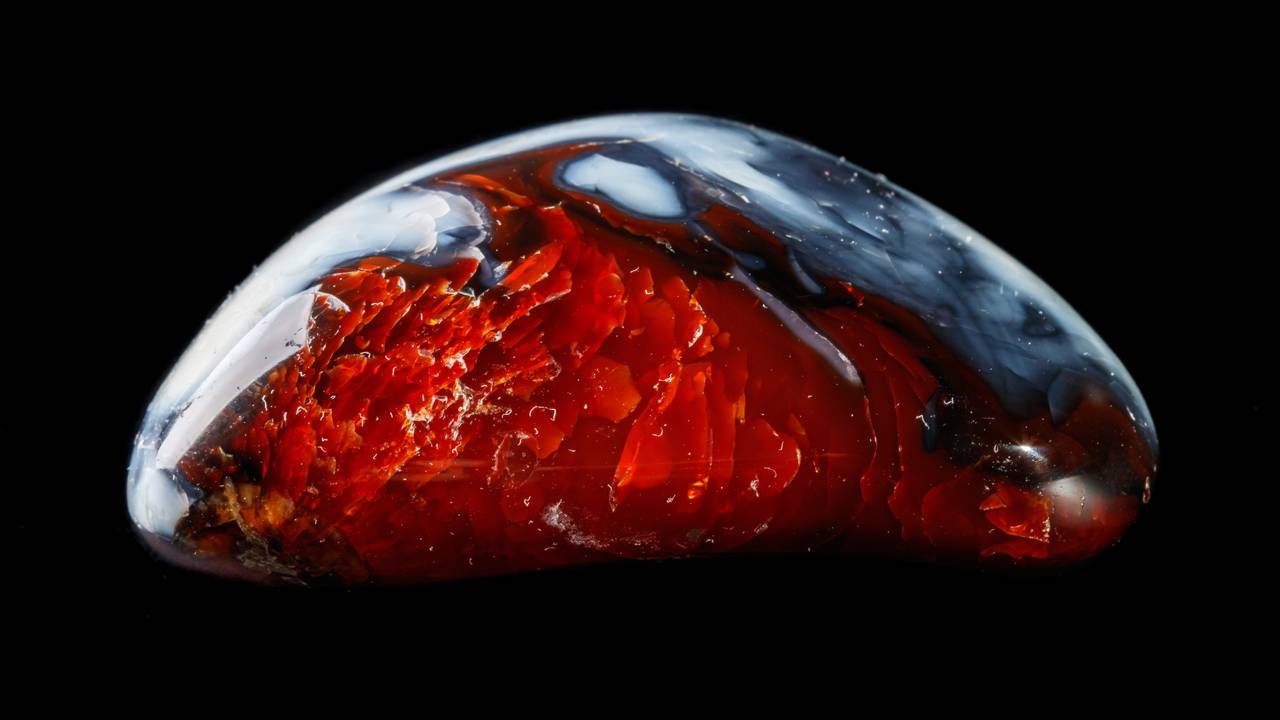 Esqueça o jaspe, pois esta pedra de cor alaranjada intensa foi o amuleto de proteção mais valioso do Egito Antigo