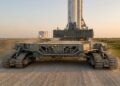 Crawler Transporter leva foguete SLS pela pista do Kennedy Space Center