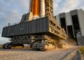 rawler da NASA transporta foguete gigante ao amanhecer