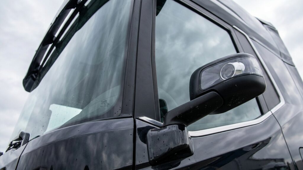 Com a maior cabine da Europa o DAF XG+ oferece cama elétrica e utiliza para-brisa curvo que elimina pontos cegos para aumentar a segurança do motorista