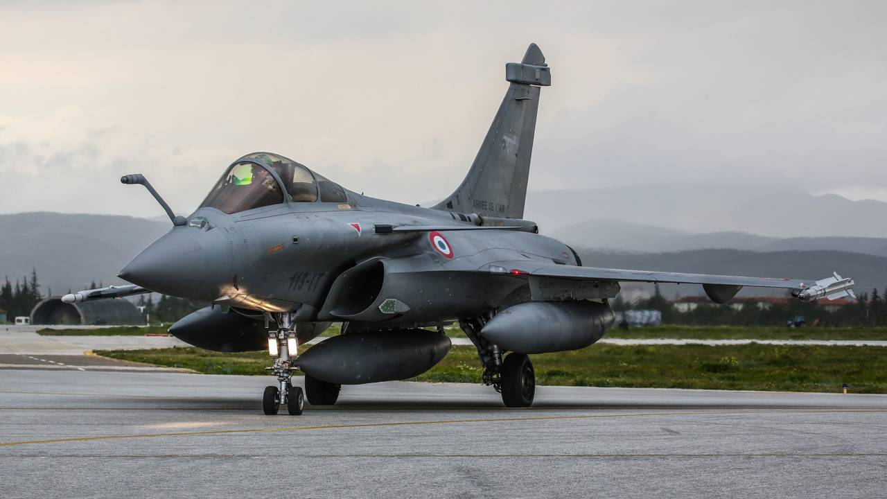 Atingindo Mach 1.8 com radar RBE2, este caça francês é um dos vetores de combate mais ágeis e versáteis do planeta