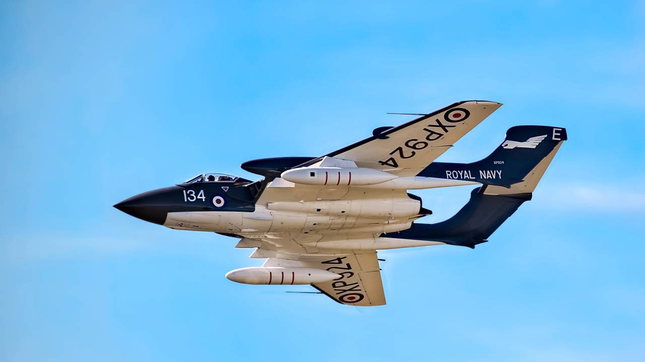 Com design de fuselagem dupla e motores potentes, o Sea Vixen britânico atingia 1.110 km/h, dominando a aviação naval dos anos 50