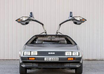O futurista veículo de carroceria de aço inoxidável e portas asa de gaivota que marcou os anos 80 e virou a máquina do tempo mais famosa do cinema