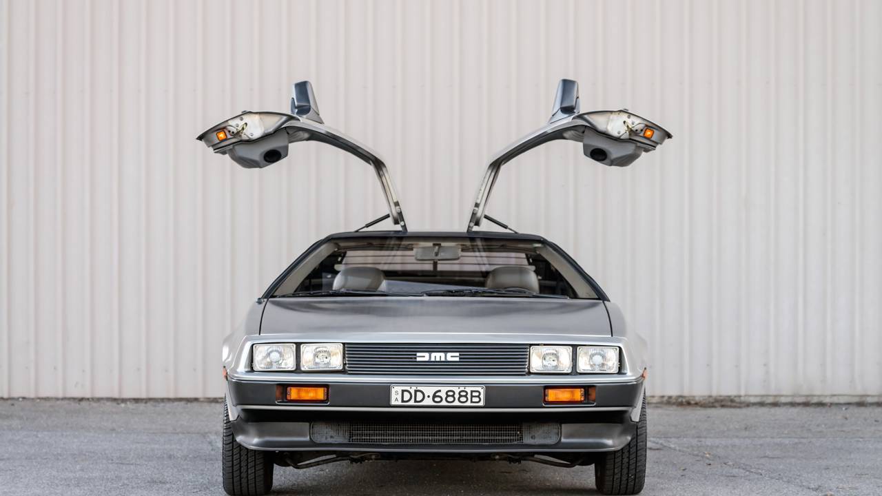O futurista veículo de carroceria de aço inoxidável e portas asa de gaivota que marcou os anos 80 e virou a máquina do tempo mais famosa do cinema