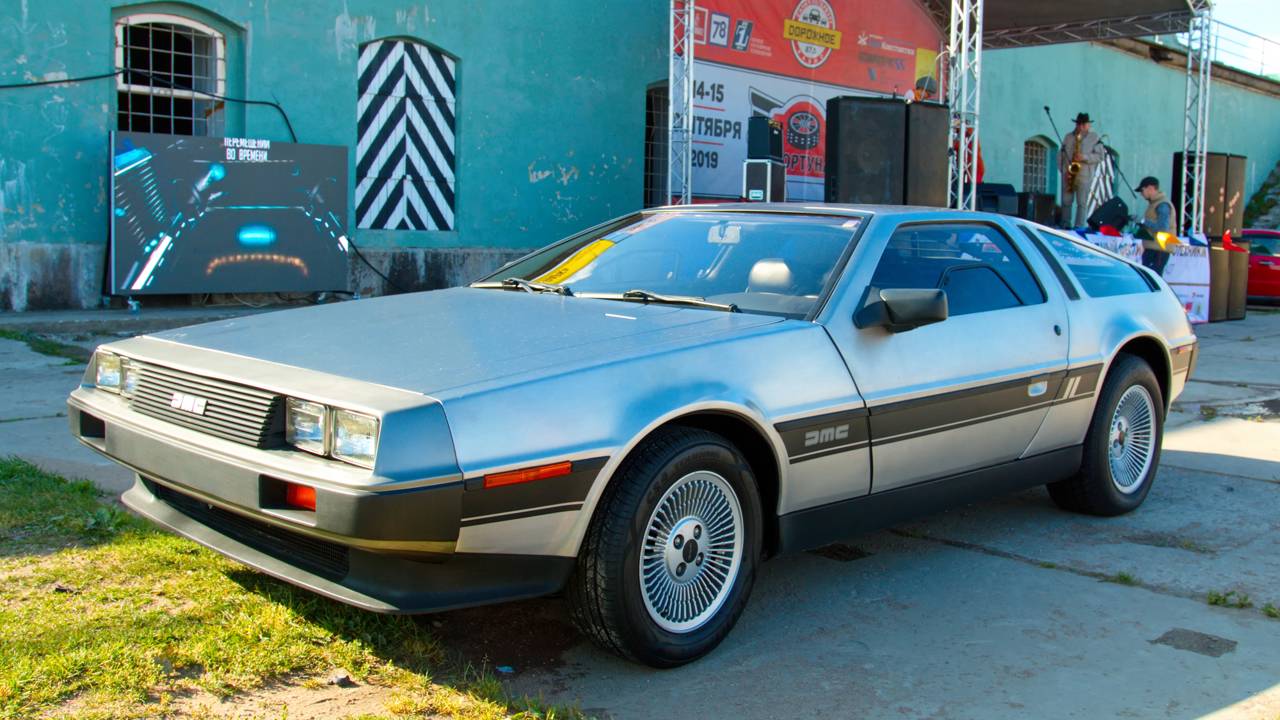 O futurista veículo de carroceria de aço inoxidável e portas asa de gaivota que marcou os anos 80 e virou a máquina do tempo mais famosa do cinema