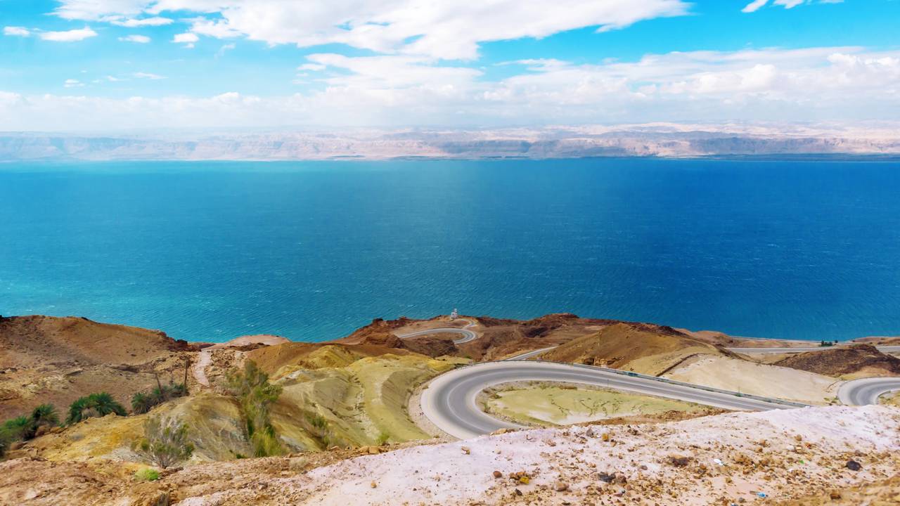 Situada a 430 metros abaixo do nível do mar, a rodovia na Jordânia cruza a depressão mais profunda da Terra e surge como um recorde geográfico mundial