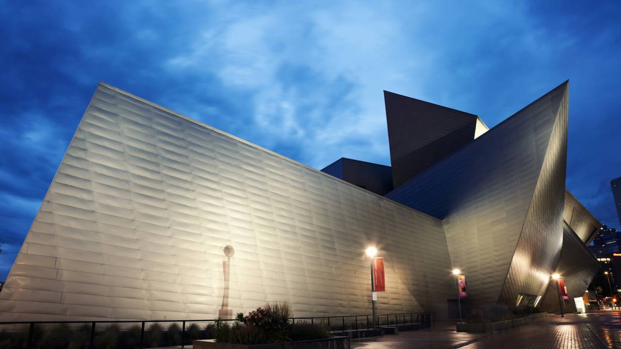 O futurista edifício de titânio de 13.560 m² e formas pontiagudas de 2006 que abriga um dos acervos de arte mais arrojados das Américas