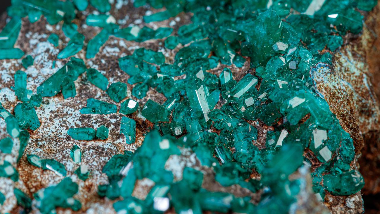Esqueça o jade, pois este cristal verde-esmeralda cintilante traz a intensidade de cor do cobre, sendo a joia mais desejada por colecionadores