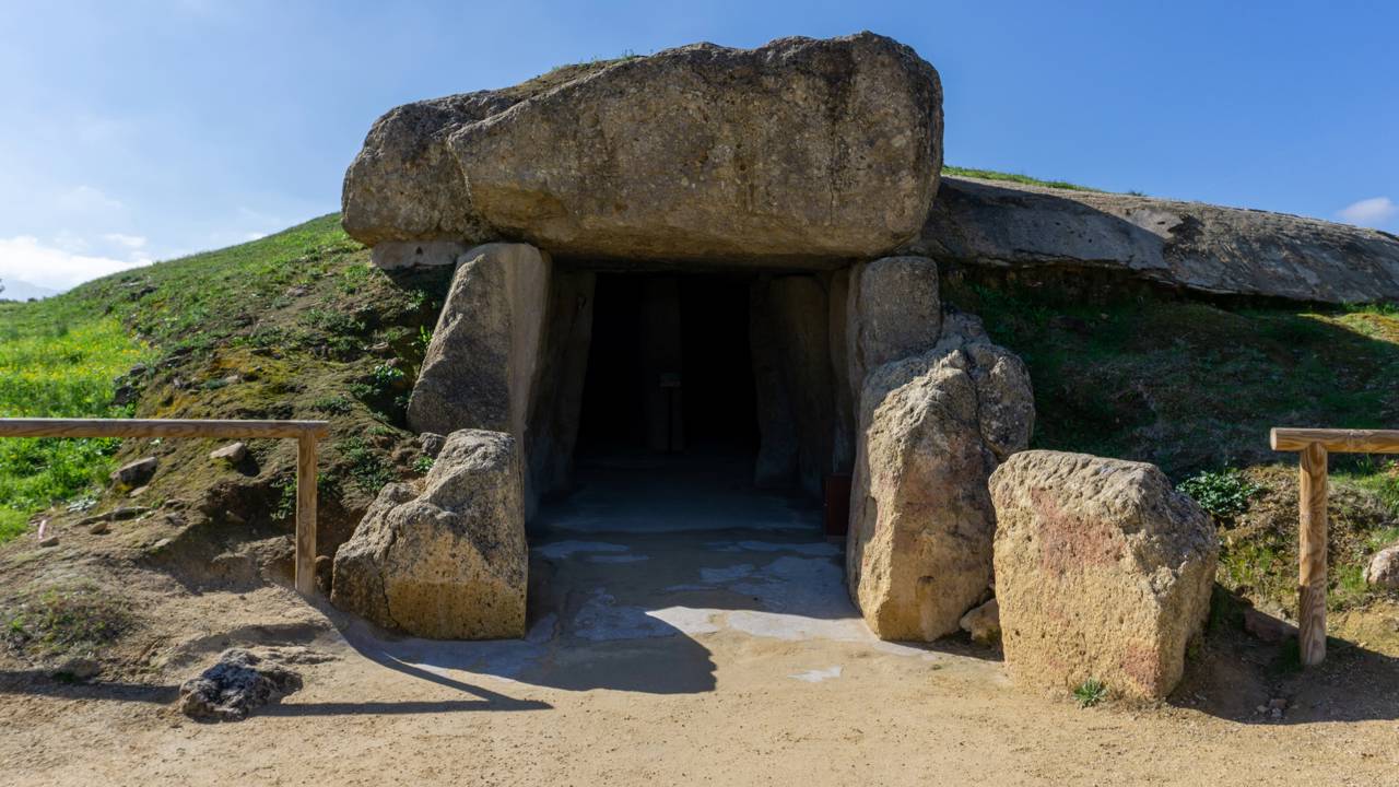 Com lajes de 180 toneladas e datado de 3700 a.C., o túmulo espanhol desafia a física por ter sido erguido sem tecnologias modernas