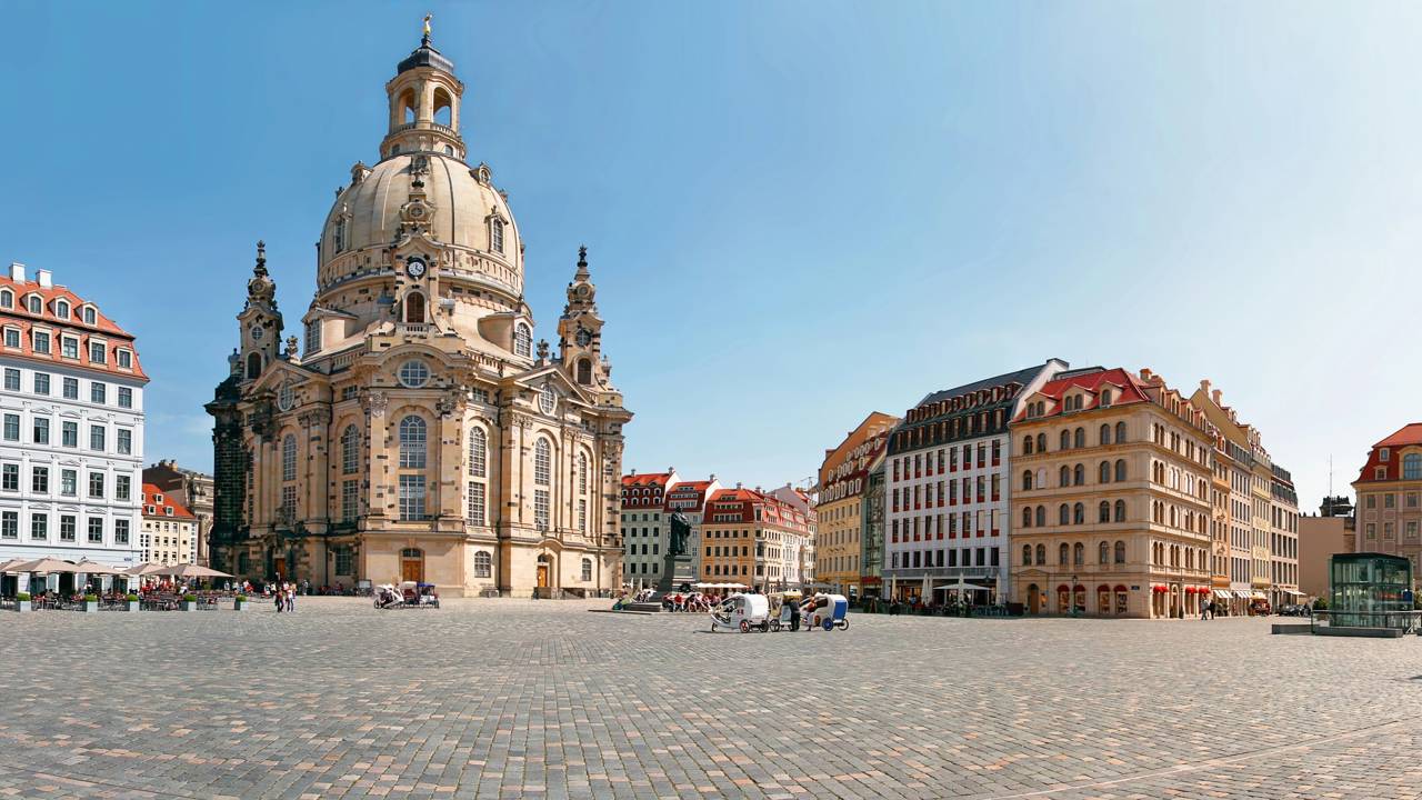 Com uma cúpula de 91 metros e reconstruída após 1945, a Frauenkirche virou o símbolo mundial da superação e paz na Alemanha