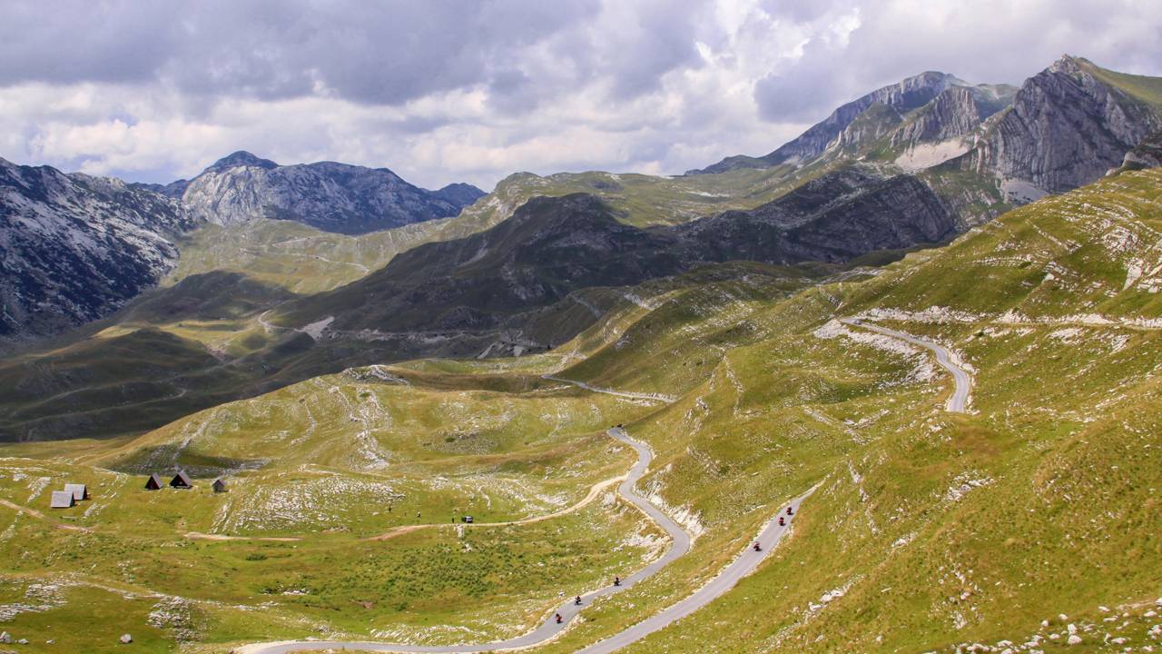 Estrada com 76 km de extensão pelos Bálcãs, o Durmitor Ring em Montenegro surge como o trajeto mais sinuoso e cênico de toda a região