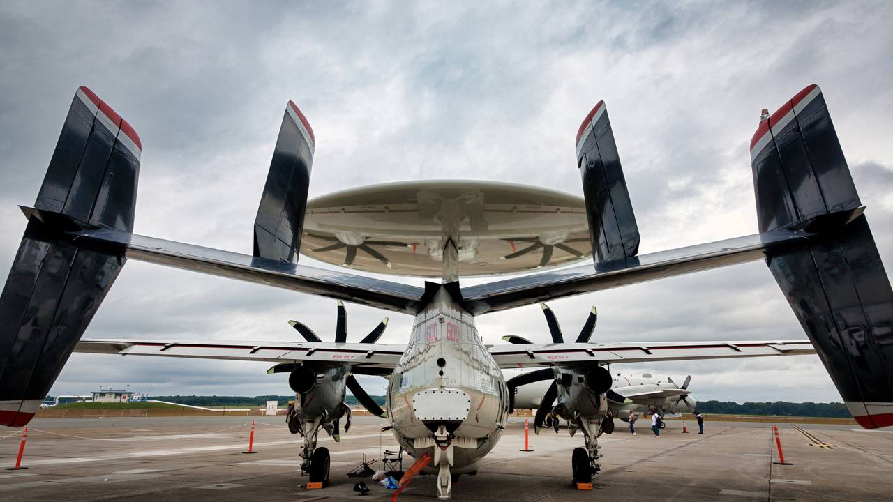 Com seu radar de 7 metros de diâmetro, o E-2 Hawkeye virou o "olho" da Marinha americana, rastreando 2.000 alvos simultaneamente
