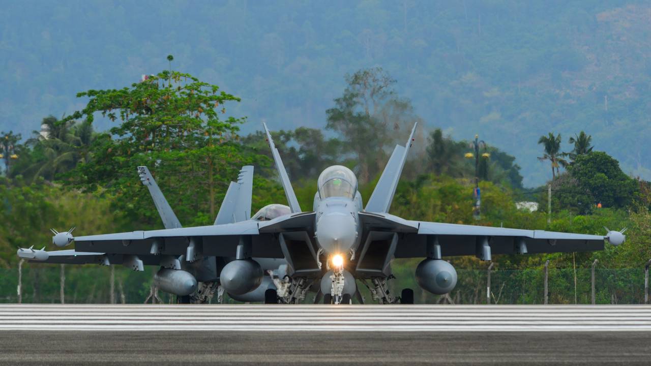 O caça EA-18G Growler usa sensores de banda larga para neutralizar radares inimigos e é a arma eletrônica mais temida da marinha dos EUA