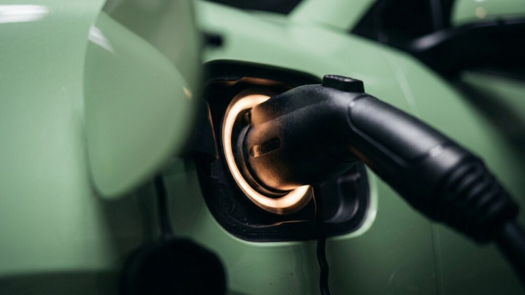 O elétrico urbano de 75 cavalos com bateria de 30 kWh que virou o novo carro racional para quem só roda dentro da cidade
