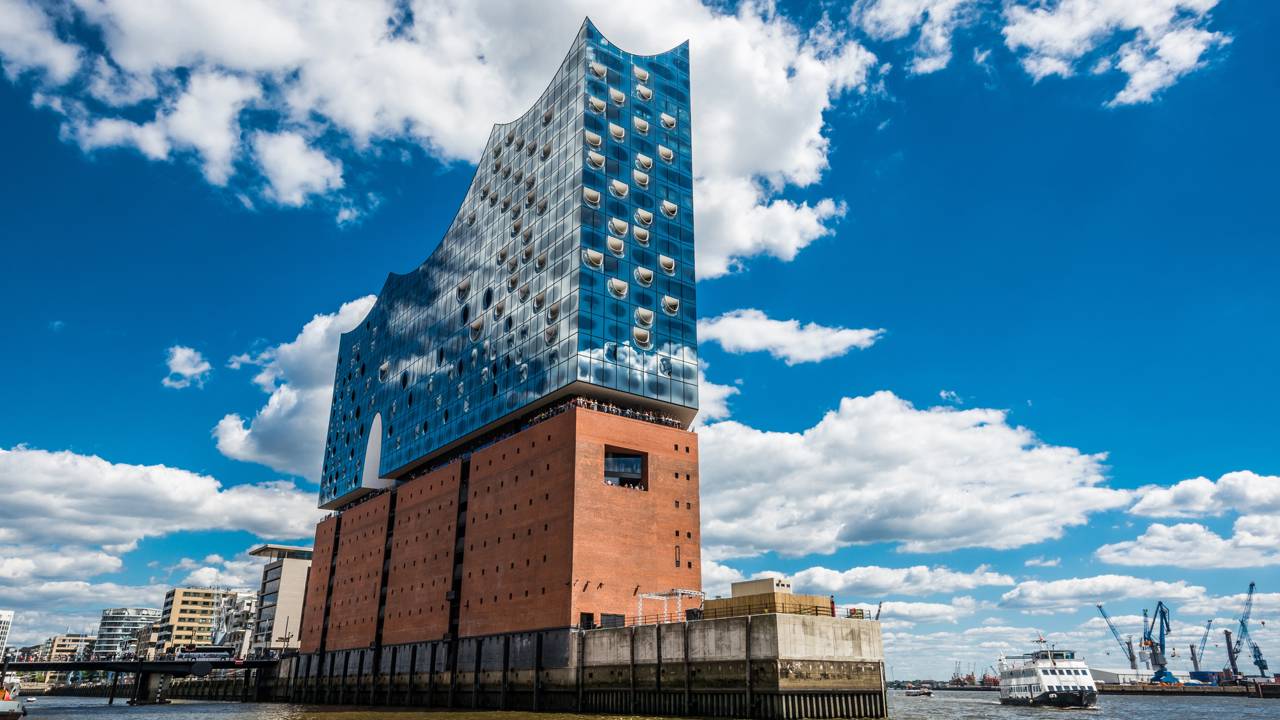 A monumental estrutura de vidro em forma de onda erguida sobre um antigo armazém de 1966 que se tornou o coração filarmônico de Hamburgo