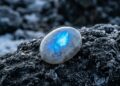 Esqueça a pedra da lua comum, pois este mineral branco com brilho azul surge como um recorde de raridade das minas russas