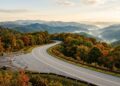 Elevando-se a 1.645 metros pelas montanhas, a rodovia de 68 km surge como uma obra-prima de engenharia cênica entre o Tennessee e a Carolina do Norte