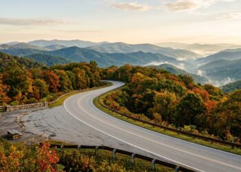 Elevando-se a 1.645 metros pelas montanhas, a rodovia de 68 km surge como uma obra-prima de engenharia cênica entre o Tennessee e a Carolina do Norte