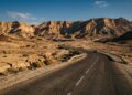 Atravessando os 12.000 km² do deserto do Negev, a Rota 40 em Israel surge como a principal e mais extensa via da engenharia rodoviária local