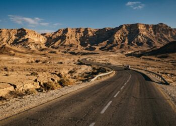 Atravessando os 12.000 km² do deserto do Negev, a Rota 40 em Israel surge como a principal e mais extensa via da engenharia rodoviária local