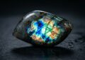 Esqueça a opala, pois este mineral com reflexos neon surge como um recorde visual da natureza e a joia da lenda inuíte