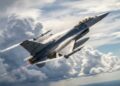 Atingindo Mach 2.0 e 9 toneladas de carga, o caça F-16 surge como a plataforma de combate mais versátil da engenharia militar moderna
