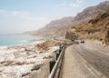 Situada a 430 metros abaixo do nível do mar, a rodovia na Jordânia cruza a depressão mais profunda da Terra e surge como um recorde geográfico mundial