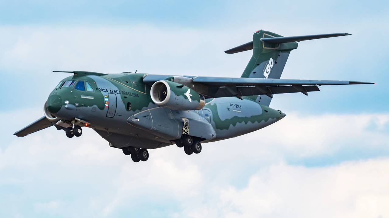Alcançando 870 km/h e carregando 26 toneladas, o jato brasileiro KC-390 surge como o ápice de versatilidade e carga da Embraer