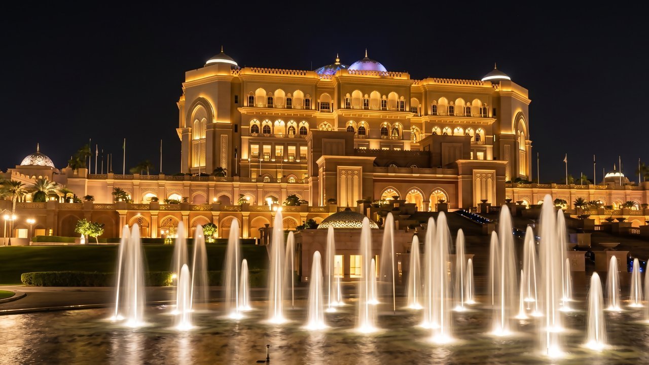 Pagando US$ 15 mil por noite na suíte imperial revestida de ouro, os visitantesexperimentam a realeza árabe com mordomo particular em Abu Dhabi