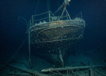 Navio Endurance intacto no fundo gelado do Mar de Weddell