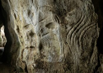 Parede gravada de La Roche-Cotard revela marcas neandertais antigas