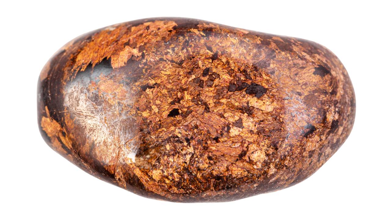 Presente em meteoritos e no manto terrestre, a Enstatita é um mineral rico em magnésio que, em sua forma cristalina, torna-se uma joia rara e exótica