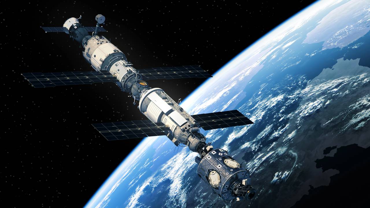 Viajando a 28 mil km/h em órbita, o laboratório orbital de 109 metros de extensão abriga astronautas de diversas nações há mais de 24 anos