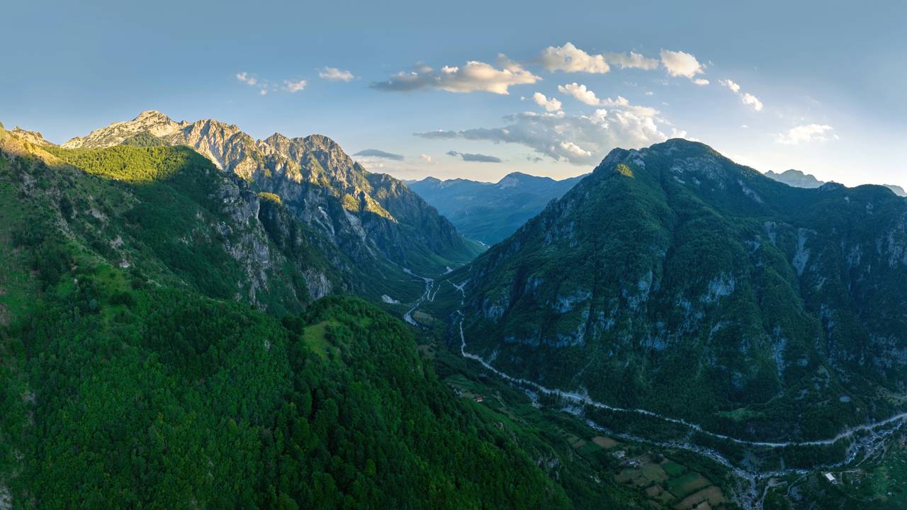 Com 40 km de curvas estreitas entre os Alpes Albaneses, a estrada de Theth virou o trajeto mais isolado e cênico do paí