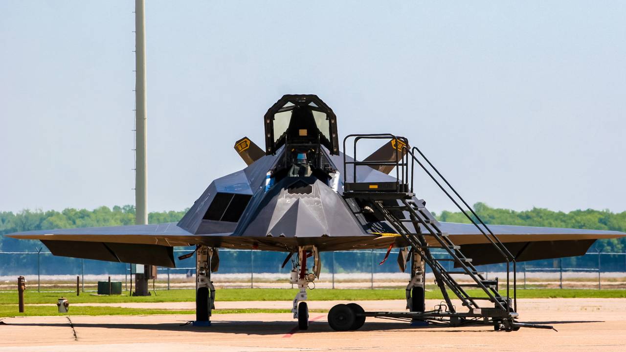 Voando a 1.000 km/h e invisível aos radares graças às suas facetas angulares, este foi o primeiro avião de ataque furtivo da história