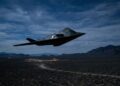 F-117 Nighthawk cruza o deserto à noite em voo furtivo