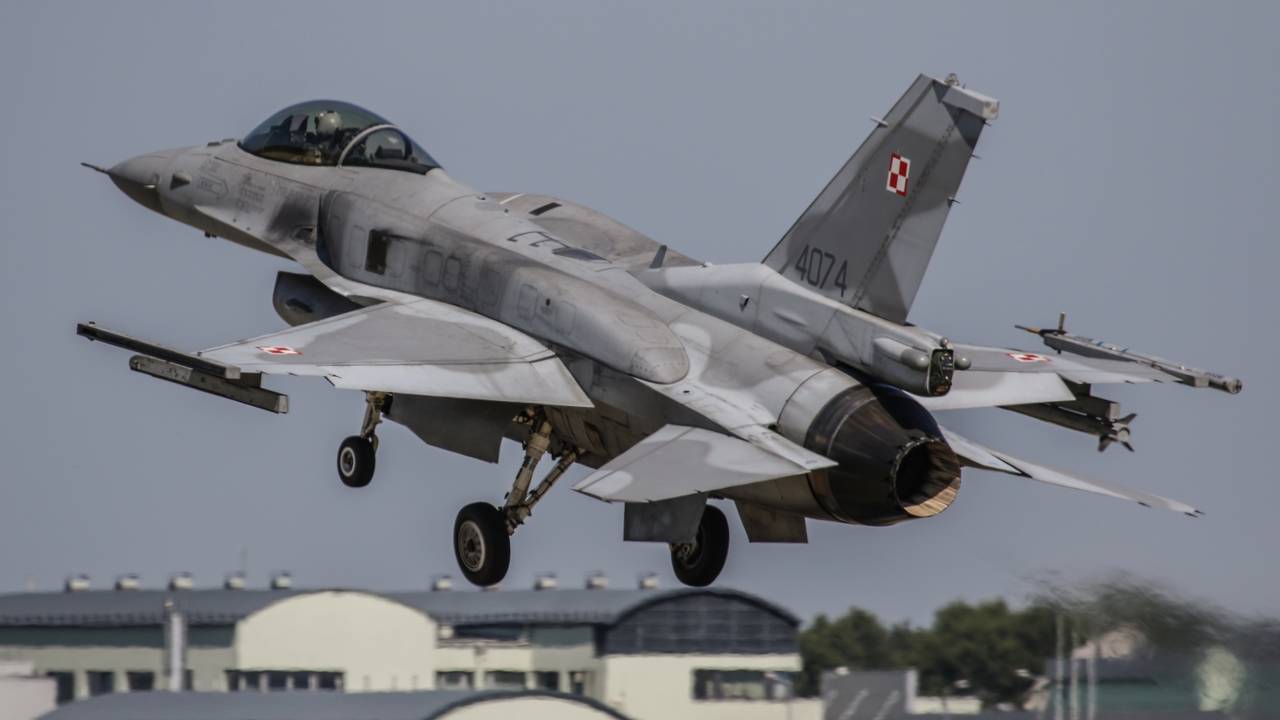 Atingindo Mach 2.0 e 9 toneladas de carga, o caça F-16 surge como a plataforma de combate mais versátil da engenharia militar moderna