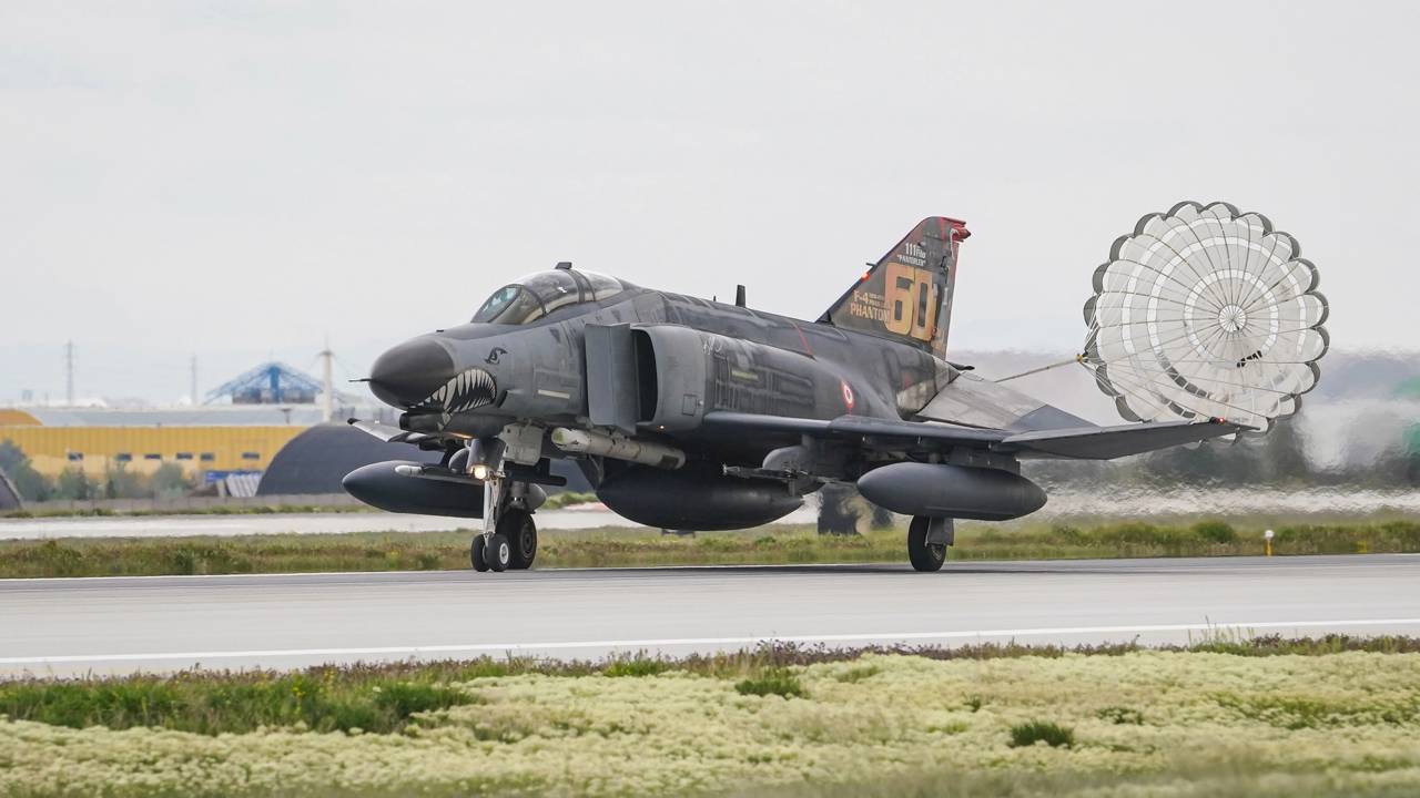 Com capacidade para 8 toneladas de armamento e atingindo Mach 2.2, este lendário caça americano foi o principal vetor multifunção de sua era