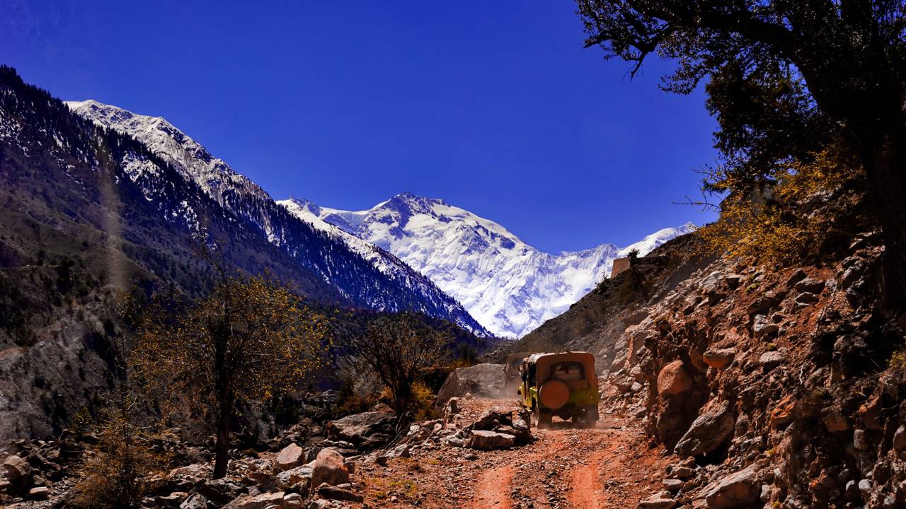 Com 16 km de pista de terra sem guardrail e despenhadeiros profundos, a Fairy Meadows no Paquistão é uma das estradas mais perigosas da Terra