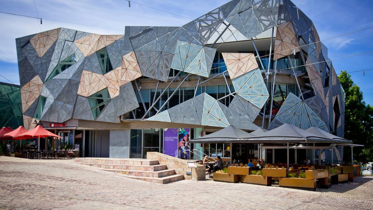 Ocupando 3,2 hectares com fachadas geométricas, a praça australiana se tornou o ponto de encontro cultural mais visitado de Melbourne